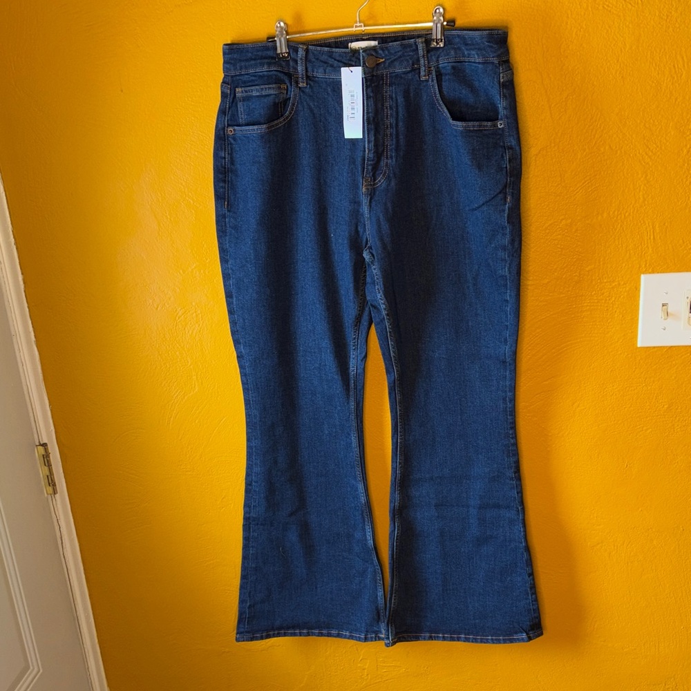 The Drop NWT Women's Alyona Slim Flare Jeans in the dark indigo color and SZ 33